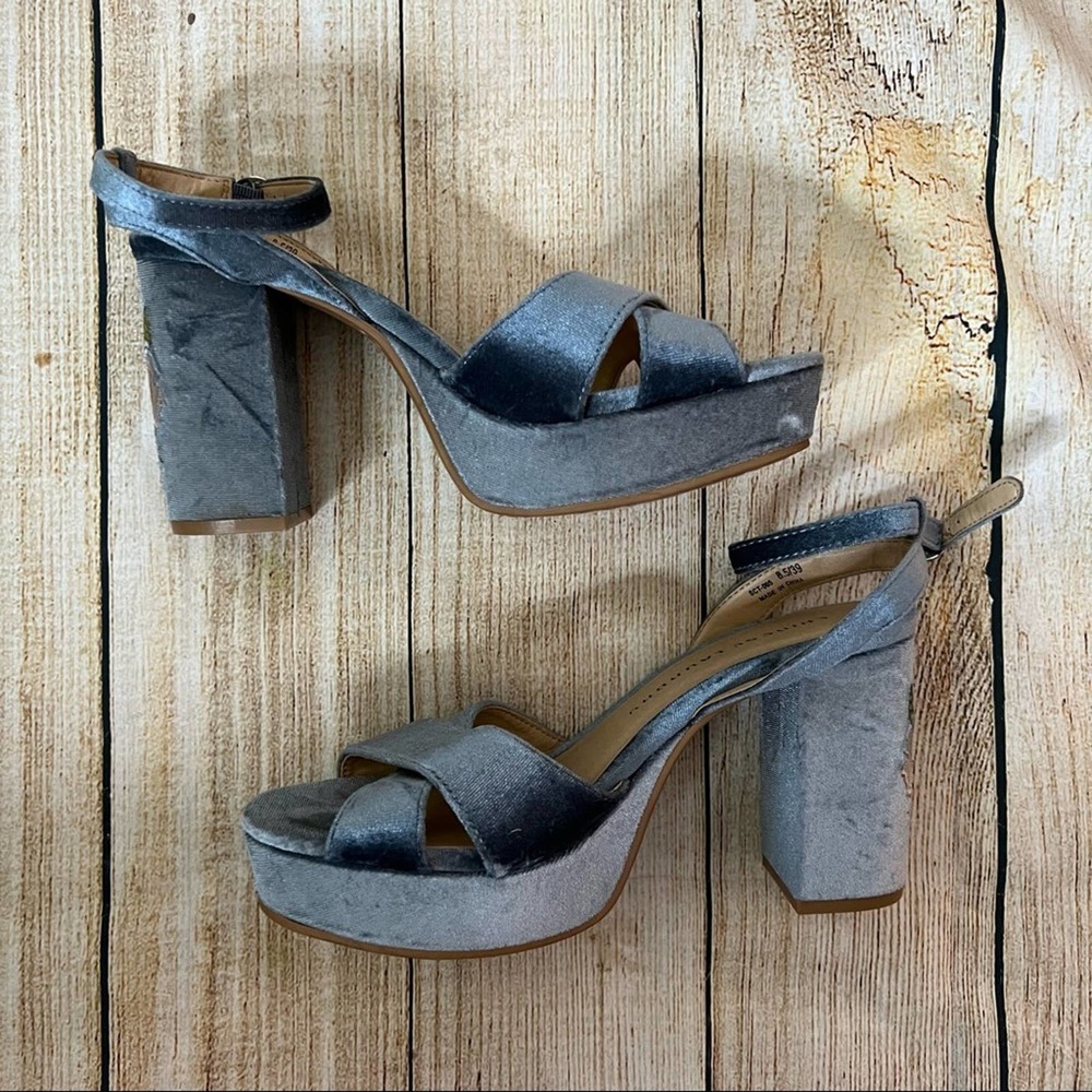 Chinese Laundry Gray Heels with Floral Embroidery - Picture 4 of 7